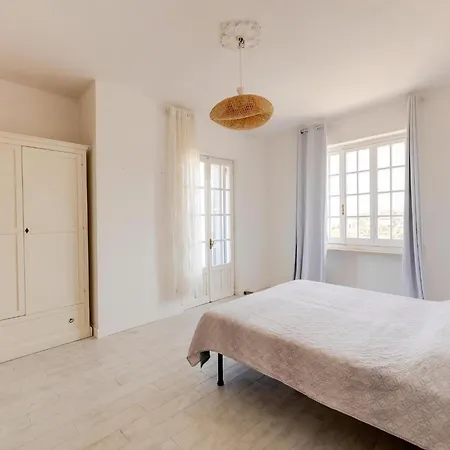 Hébergement de vacances With Sea View Terrace And Air Conditioning