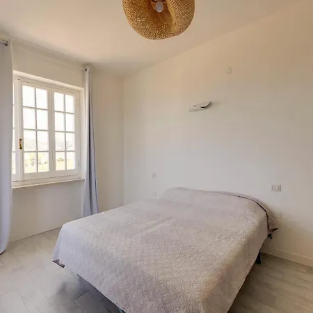 Hébergement de vacances With Sea View Terrace And Air Conditioning
